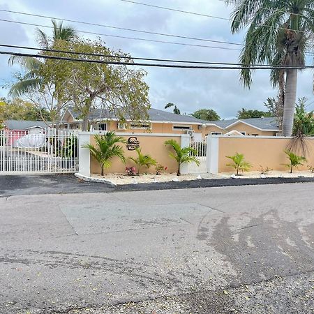Sandelwood Studios' Nassau Bagian luar foto