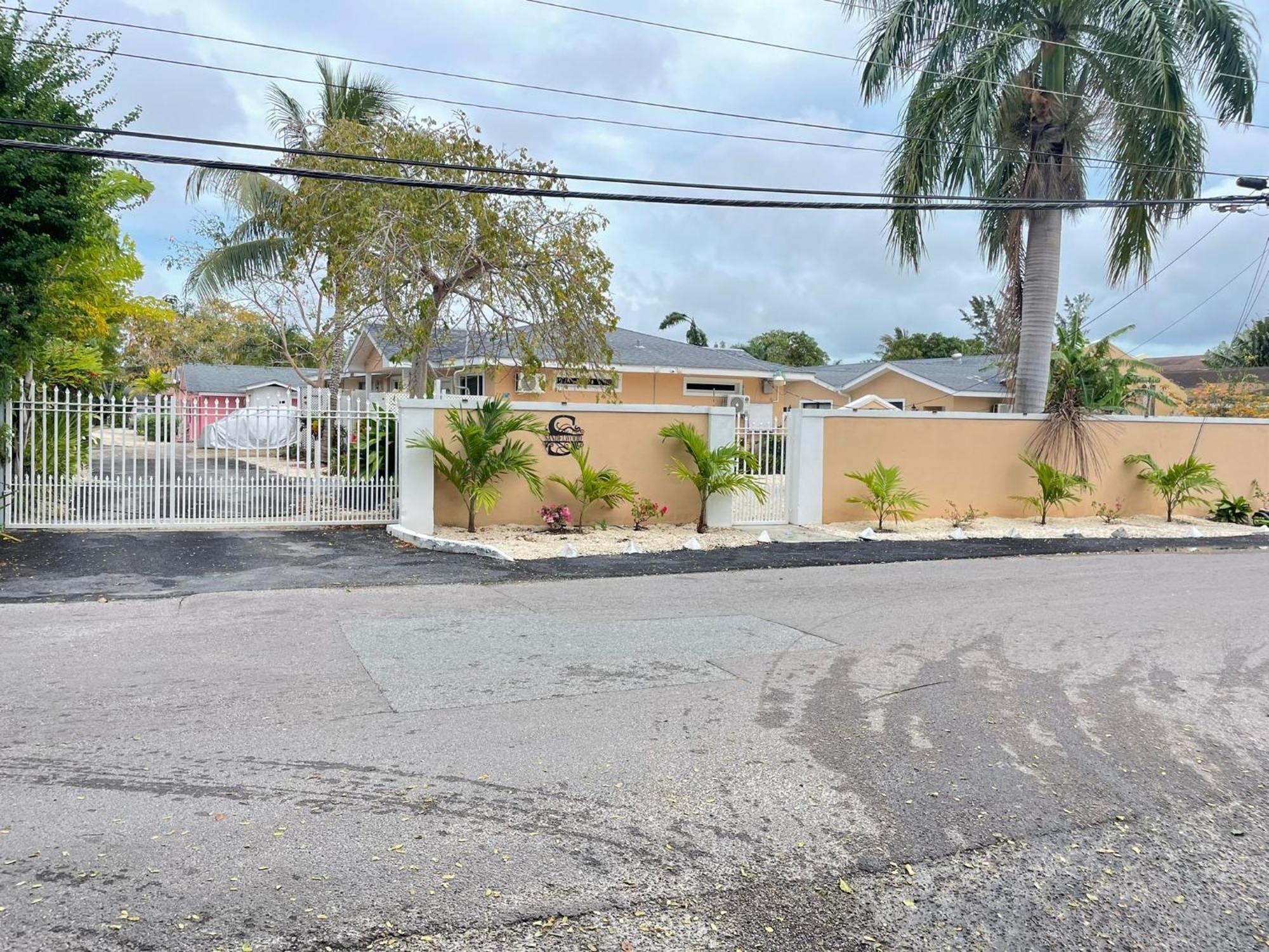 Sandelwood Studios' Nassau Bagian luar foto
